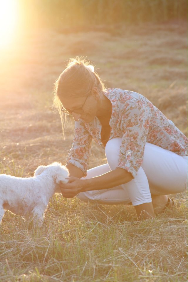 Anja Hoffmann mit ihrem Hund in der Natur