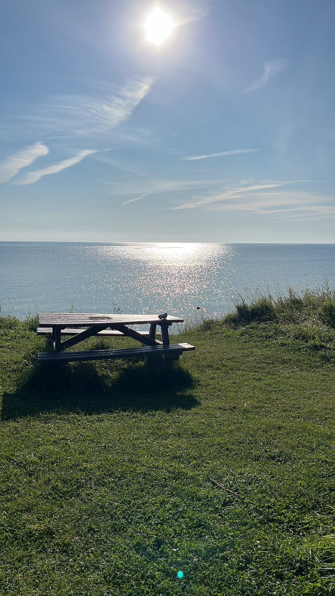 Leere Bank mit Blick auf das Meer