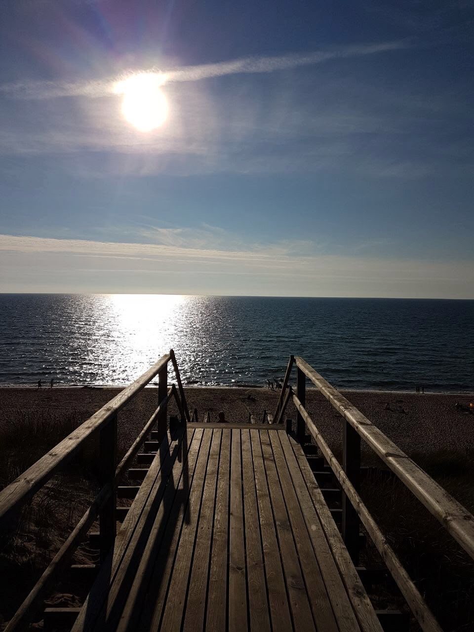 Holztreppe führt hinunter zum Meer und in die Weite