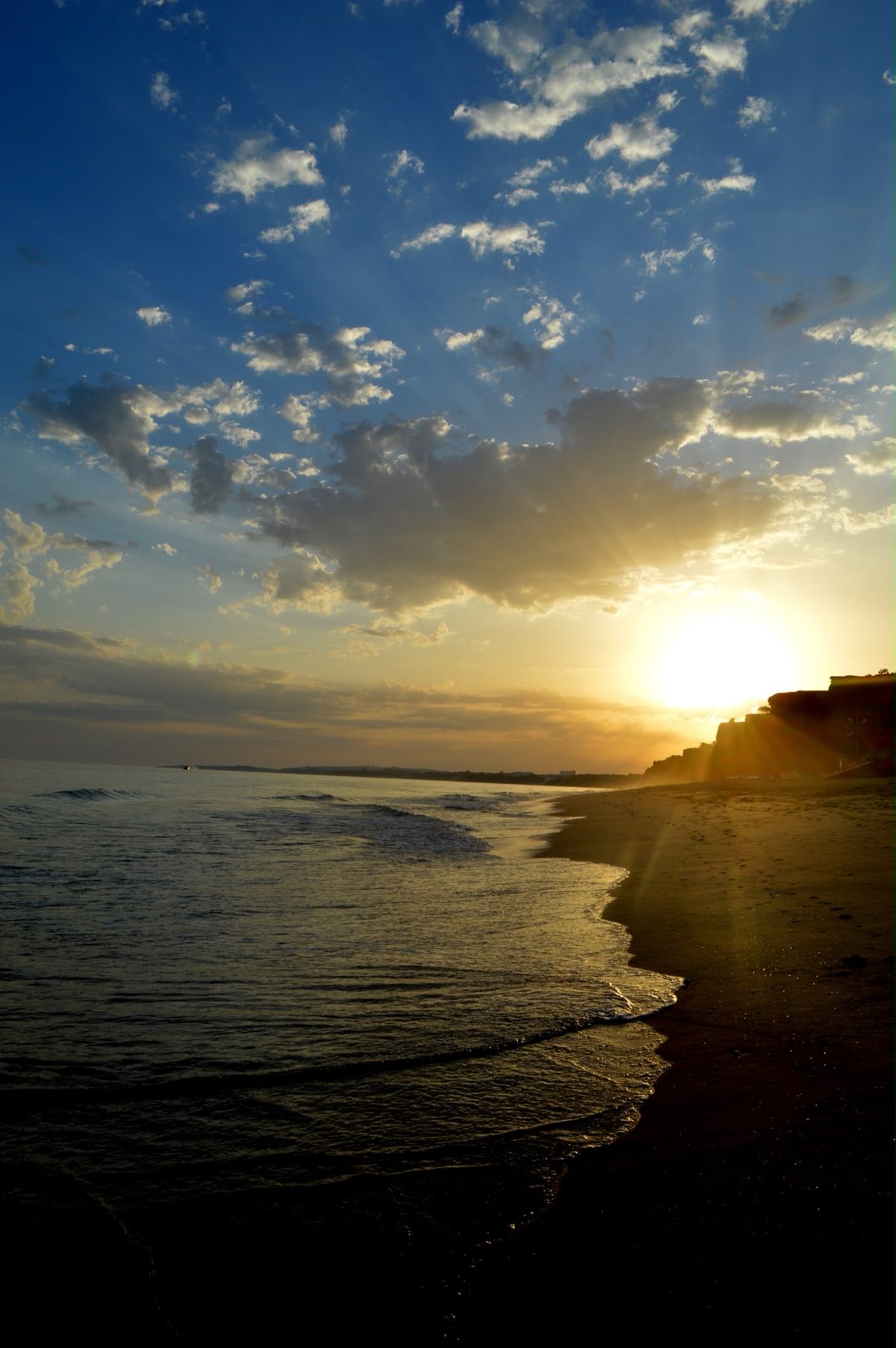 Sanfter Sonnenaufgang am Meer