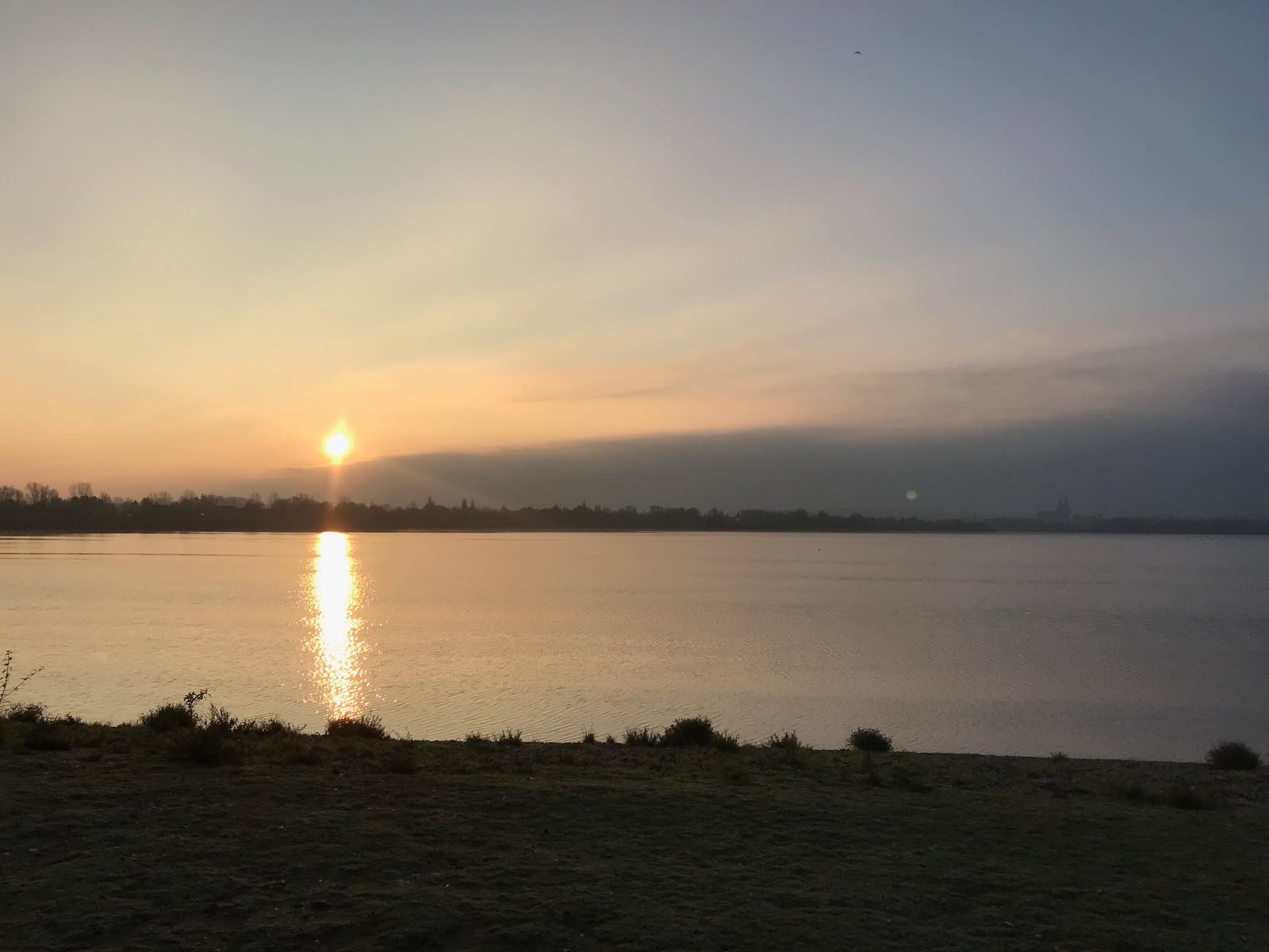 Sonnenaufgang über einem stillen See